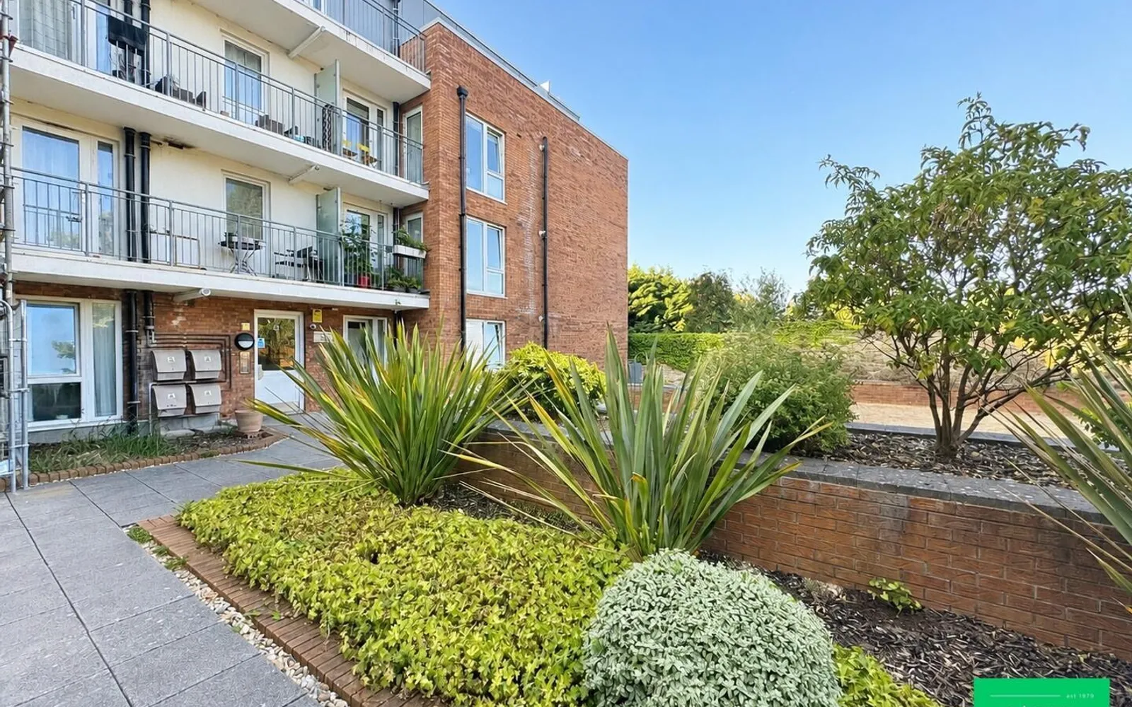 Flat Lankaster Gardens in Greater London