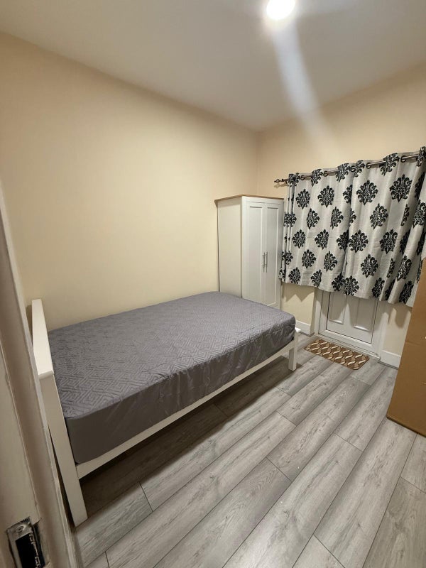 Room Gathorne Road in Greater London