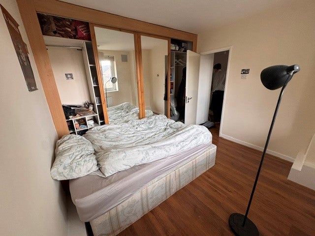 Room Monclar Road in Greater London