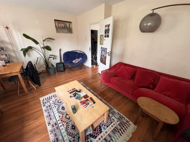 Room Monclar Road in Greater London