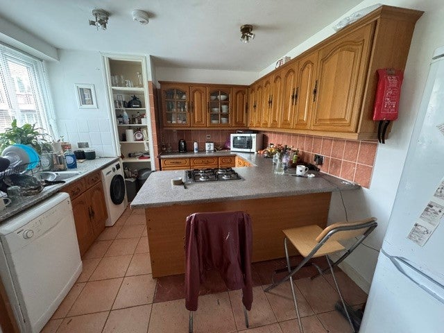 Room Monclar Road in Greater London