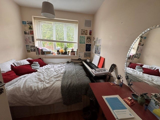 Room Monclar Road in Greater London