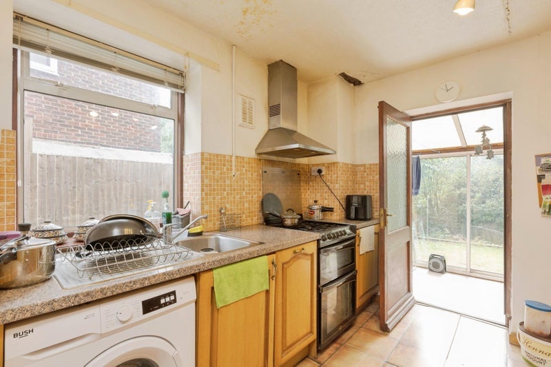 Room Ravensbury Road in Greater London