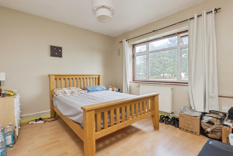 Room Ravensbury Road in Greater London