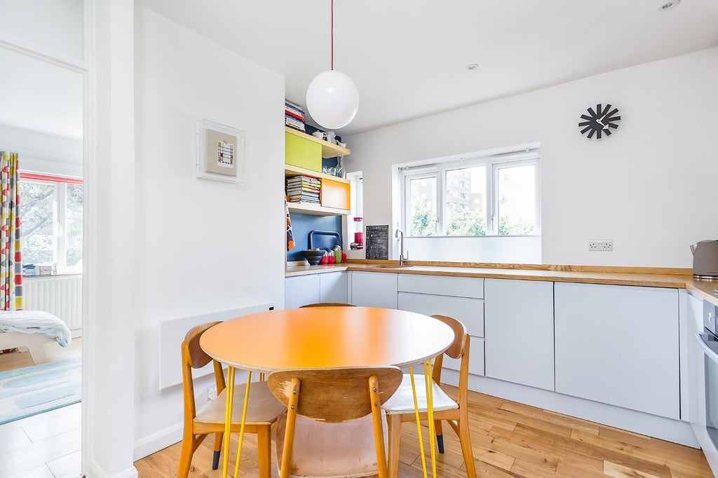 Flat Woodfarrs in Greater London
