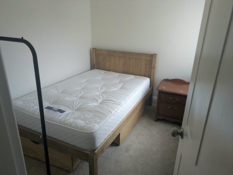 Room Fairbourne Road in Manchester