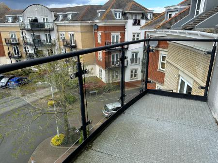 Flat Critchley Avenue in Dartford