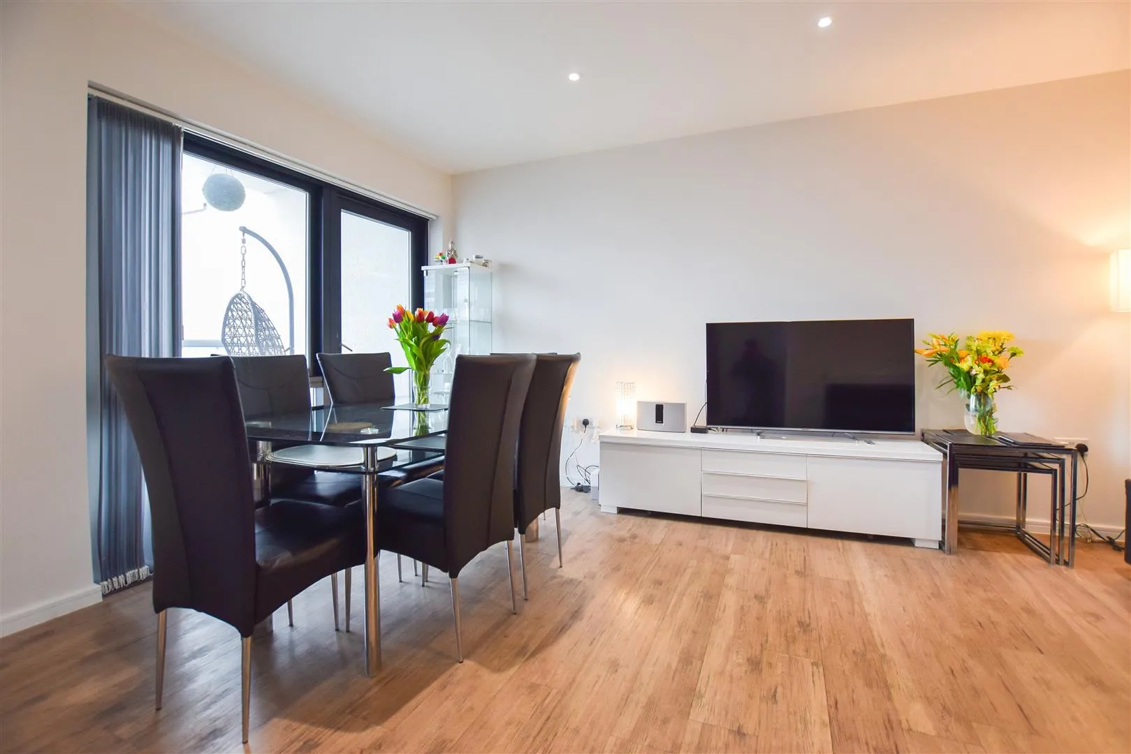Flat Harrow Road in Greater London