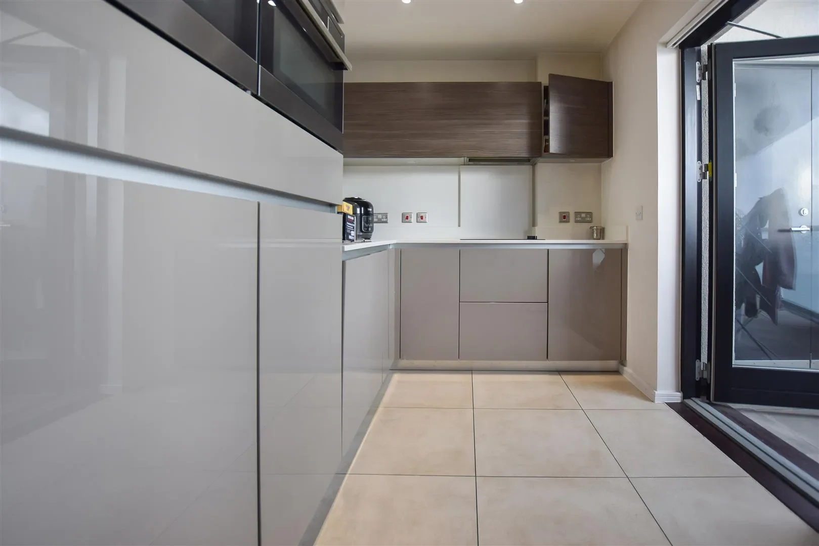 Flat Harrow Road in Greater London
