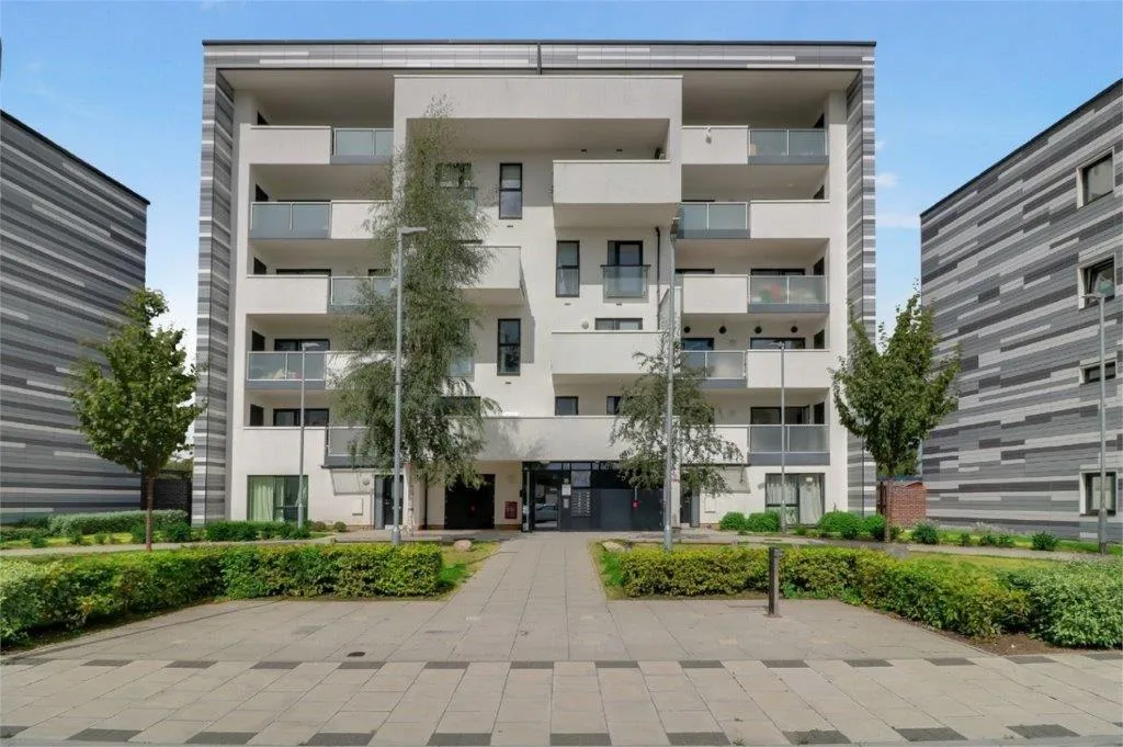 Flat Harrow Road in Greater London