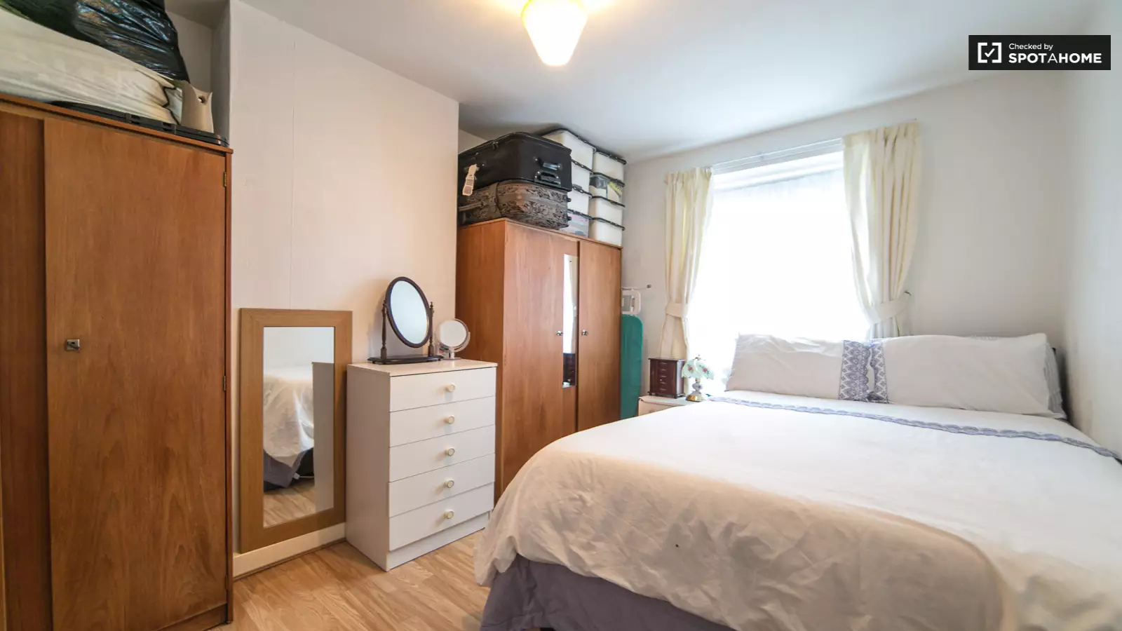 Flat Turnham Road in Greater London