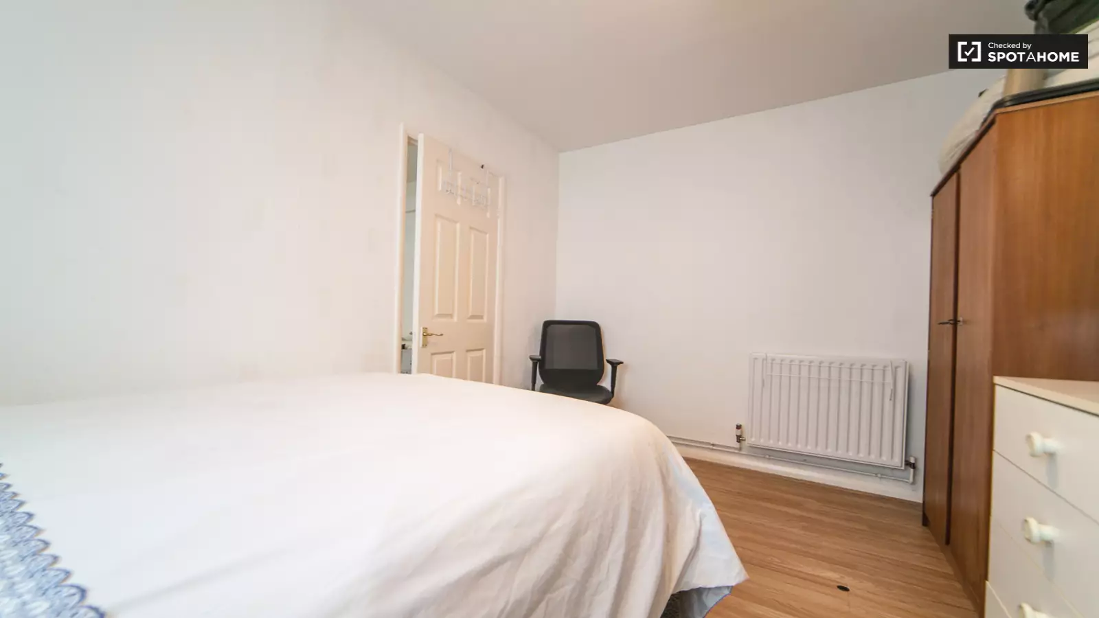 Flat Turnham Road in Greater London