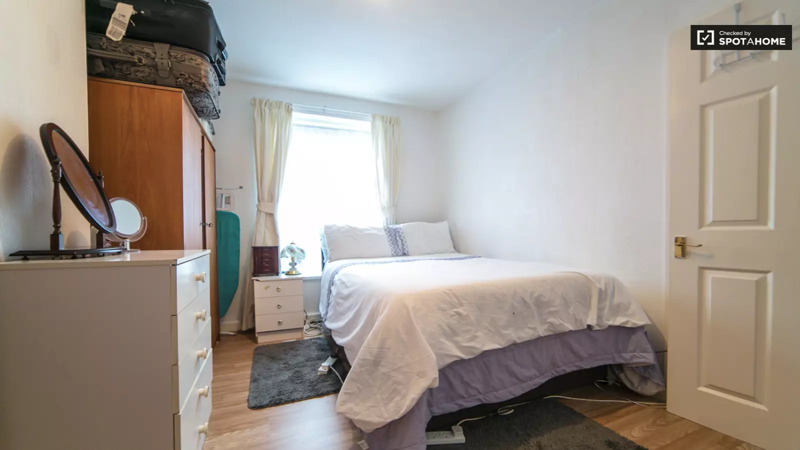Flat Turnham Road in Greater London