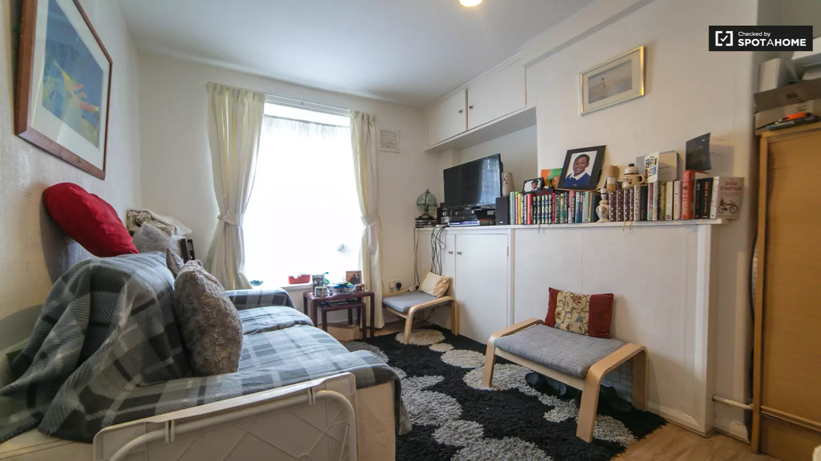 Flat Turnham Road in Greater London