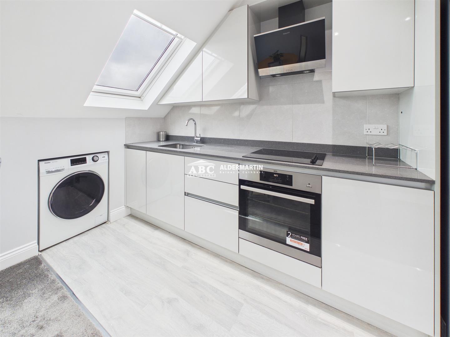 Flat Fairmead Crescent in Greater London