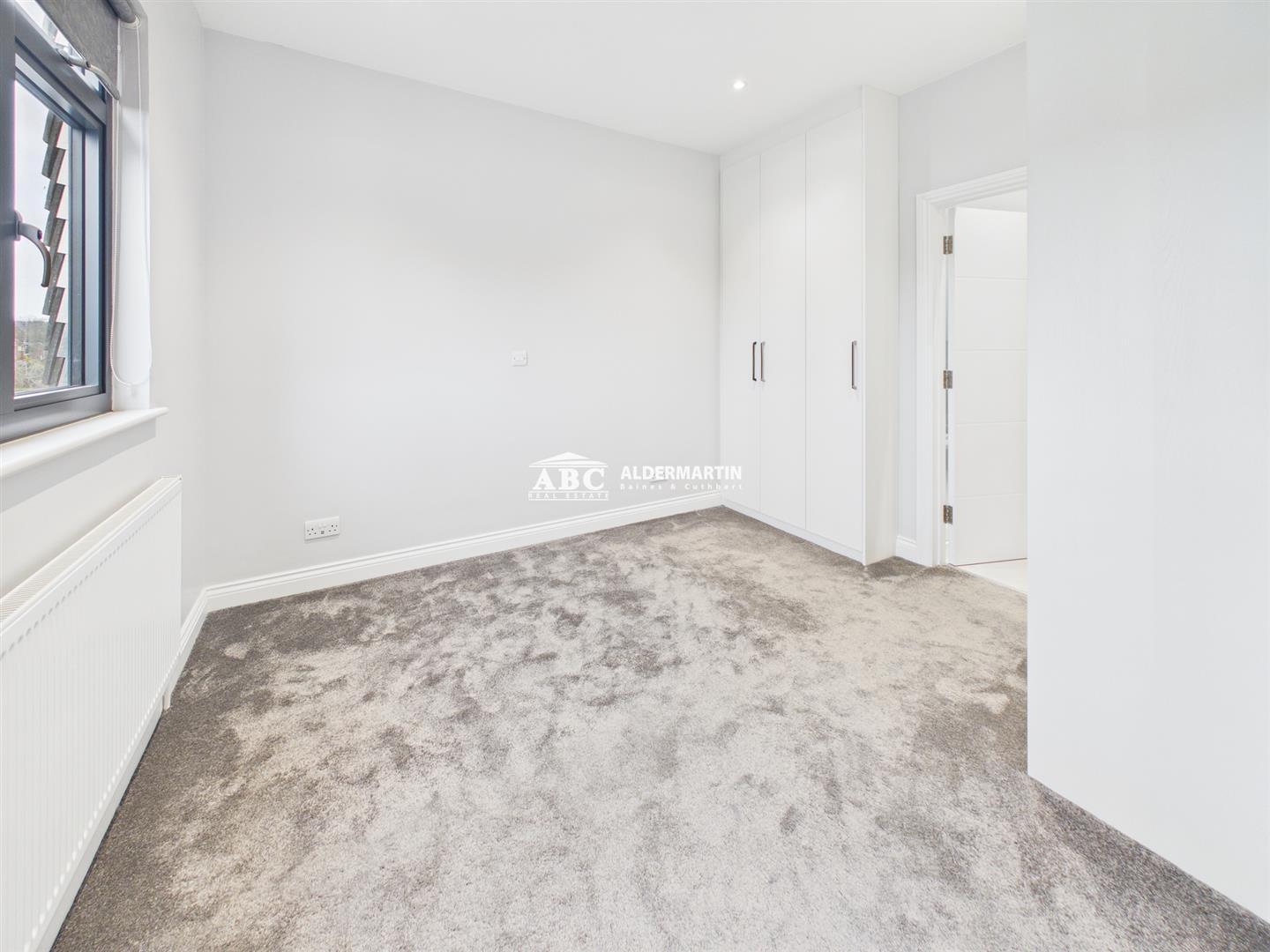 Flat Fairmead Crescent in Greater London