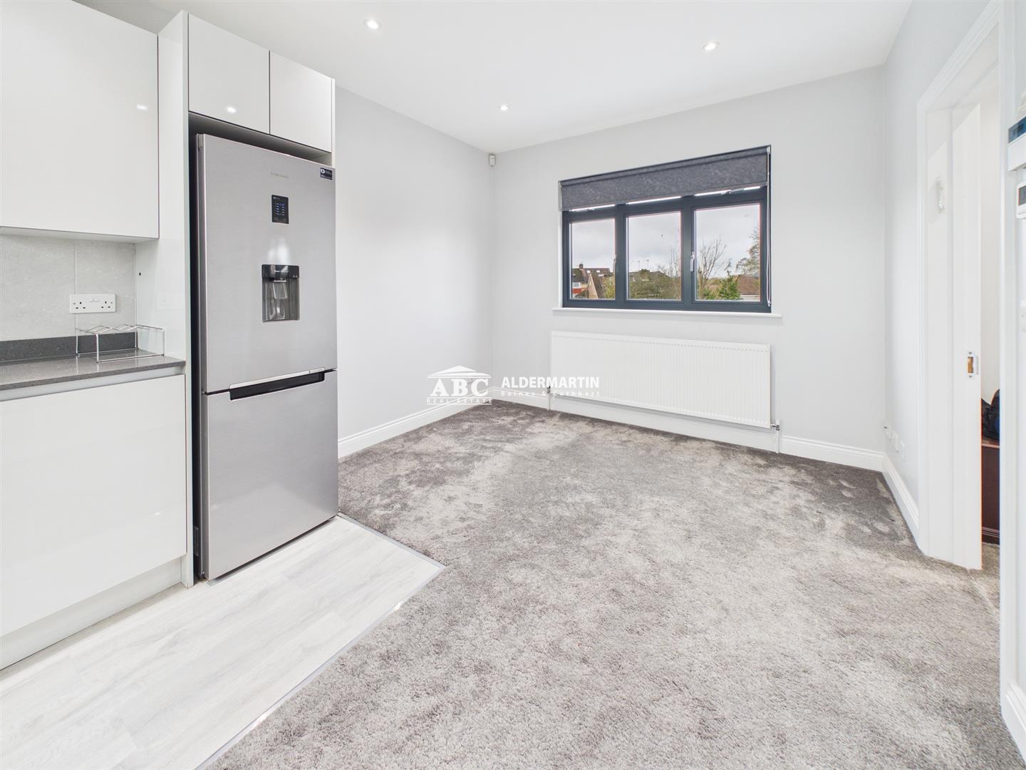 Flat Fairmead Crescent in Greater London