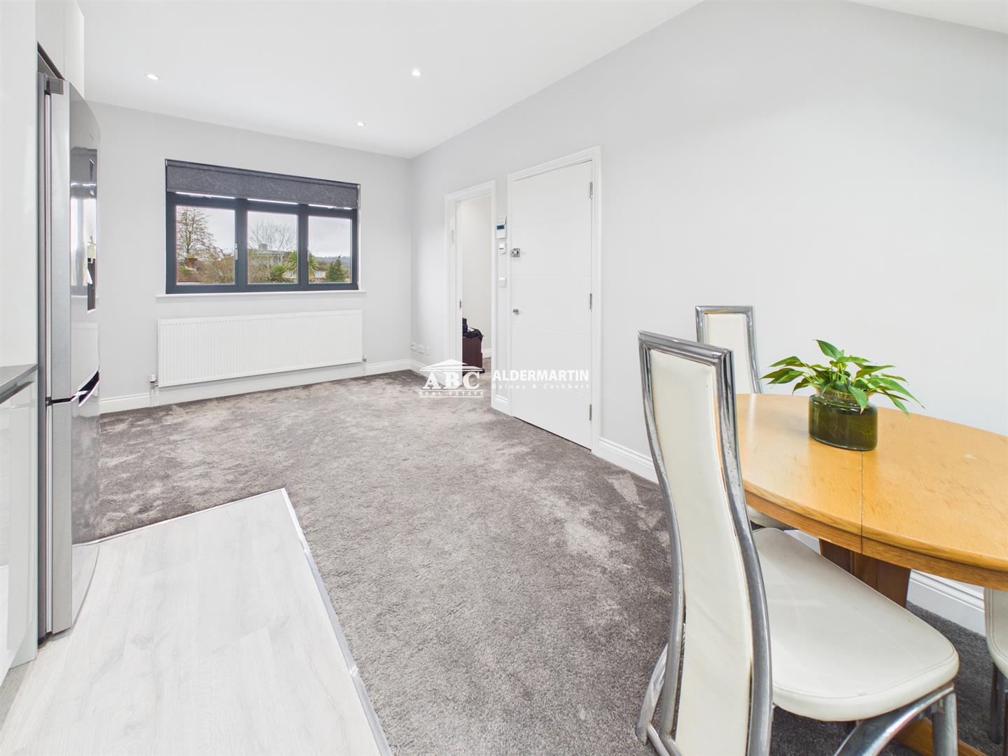 Flat Fairmead Crescent in Greater London