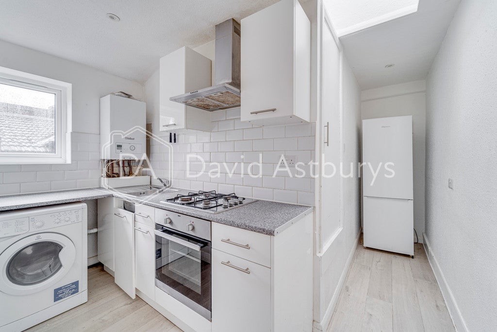 Flat Duckett Road in Greater London
