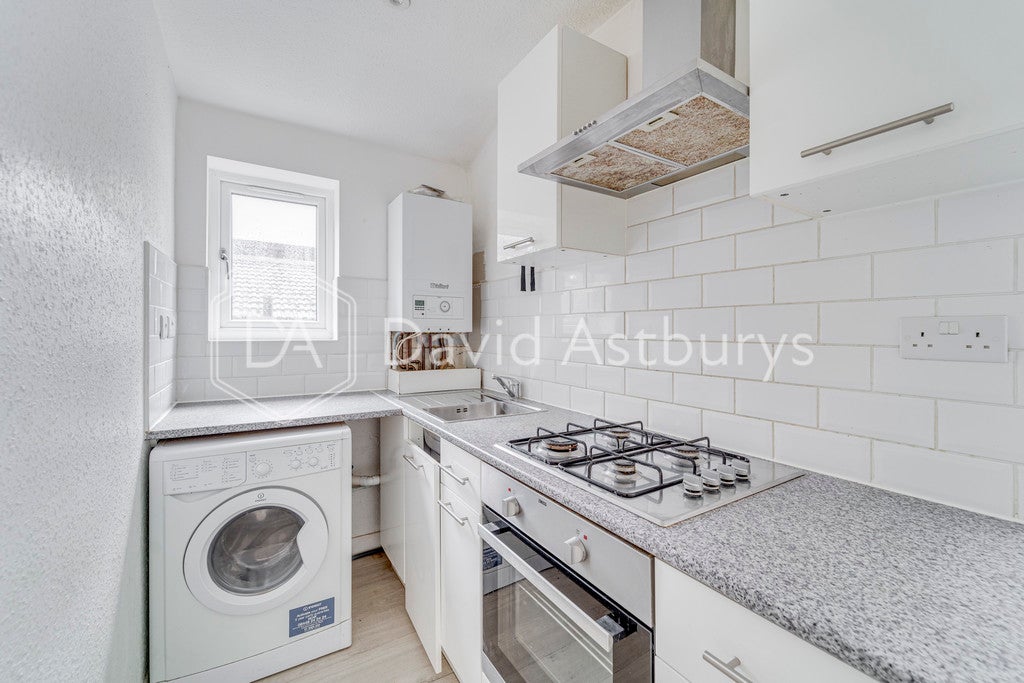 Flat Duckett Road in Greater London