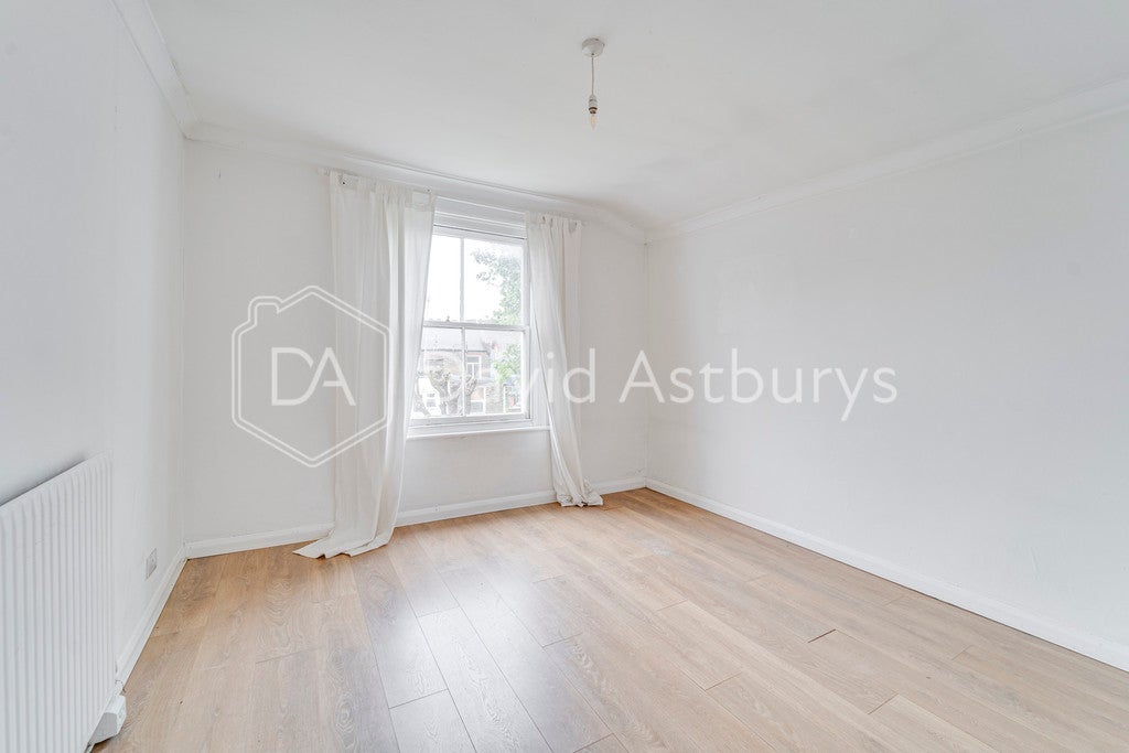Flat Duckett Road in Greater London