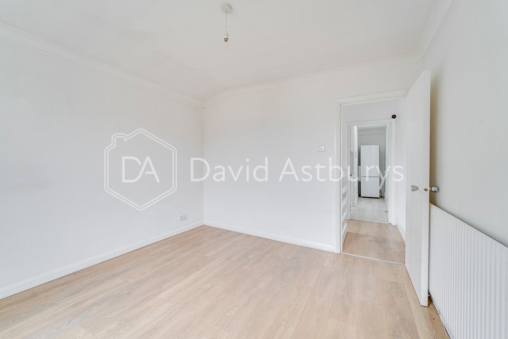Flat Duckett Road in Greater London