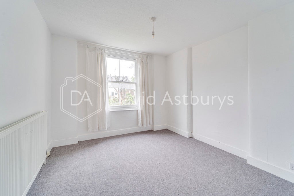 Flat Duckett Road in Greater London