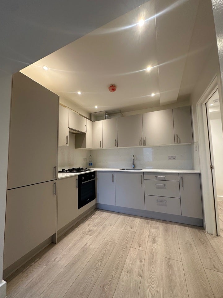Flat Endwell Road in Greater London