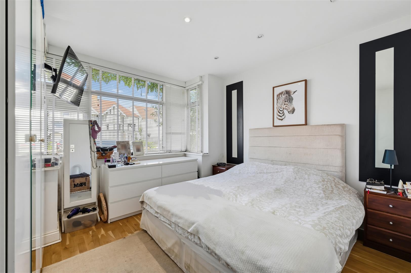Flat Windermere Avenue in Greater London