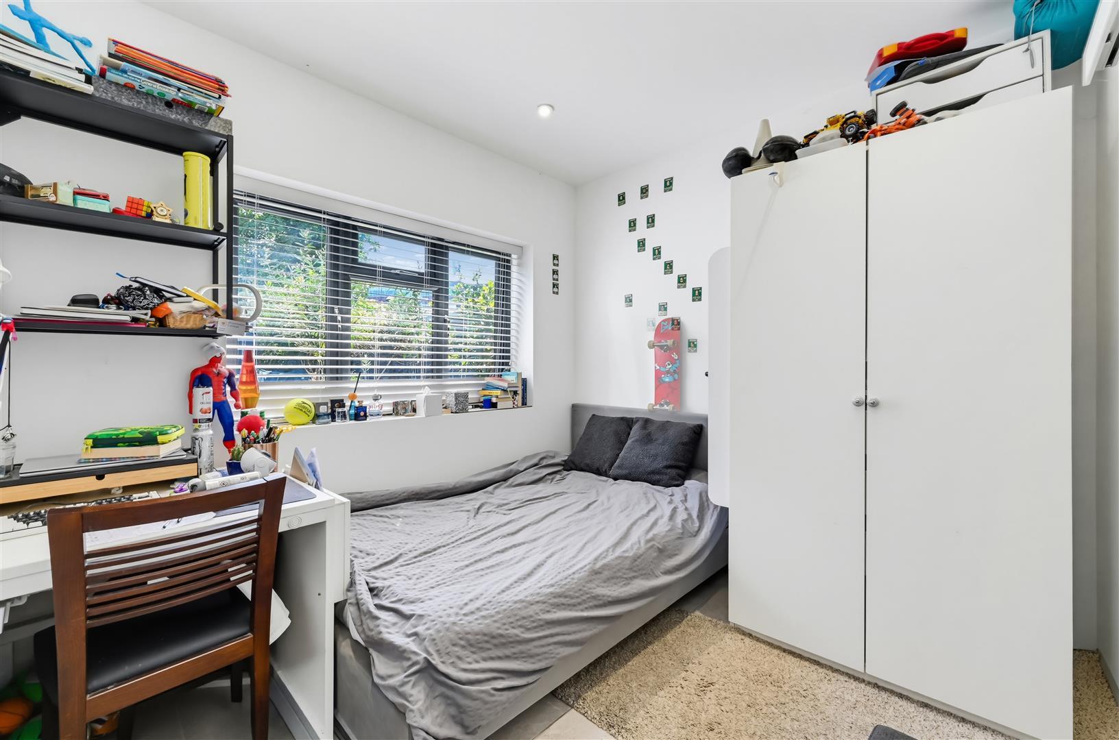 Flat Windermere Avenue in Greater London