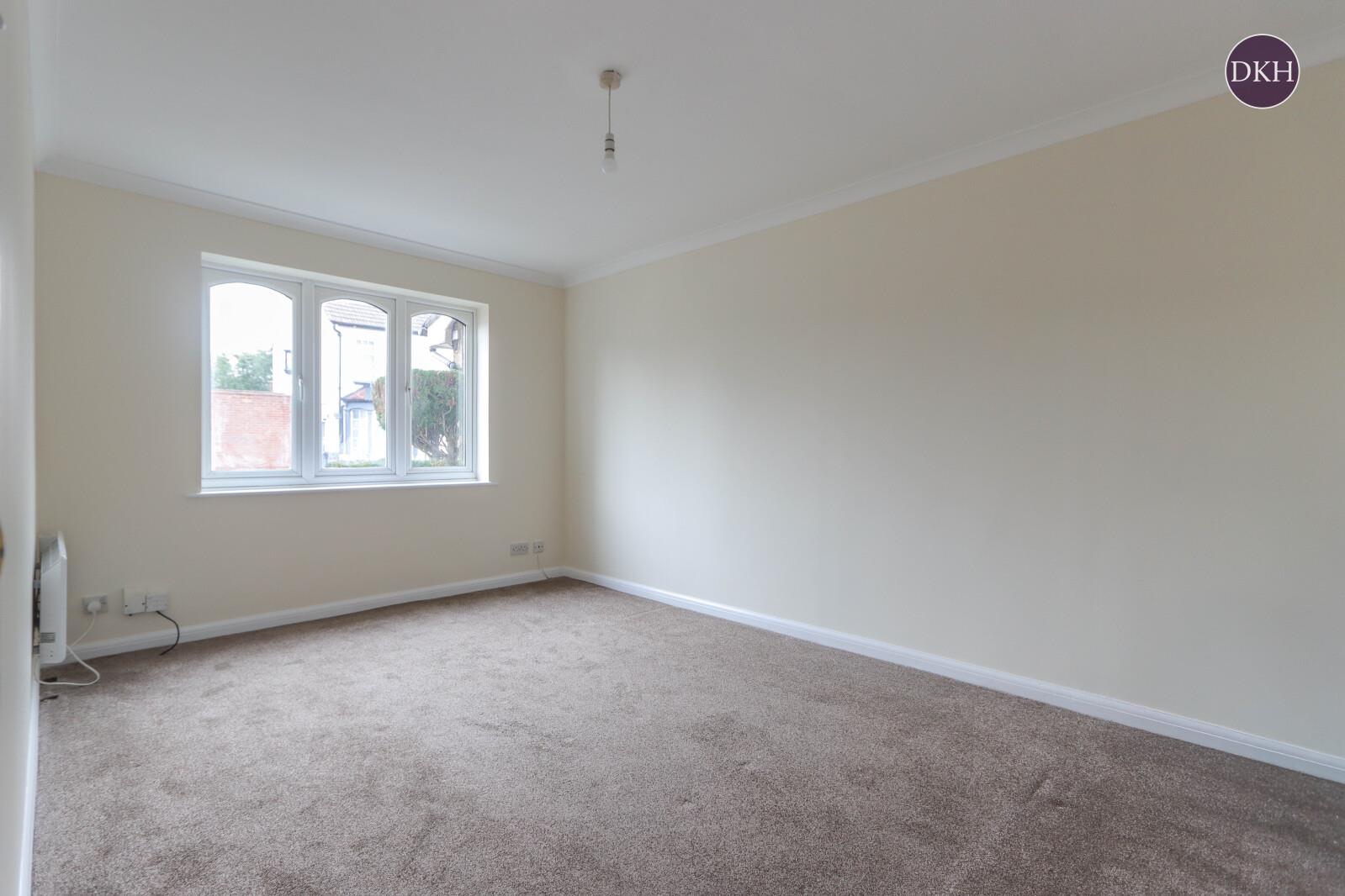 Flat Harwoods Road in Watford