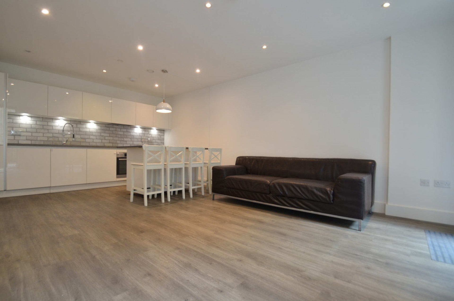 Flat Elmsleigh Road in Borough of Spelthorne