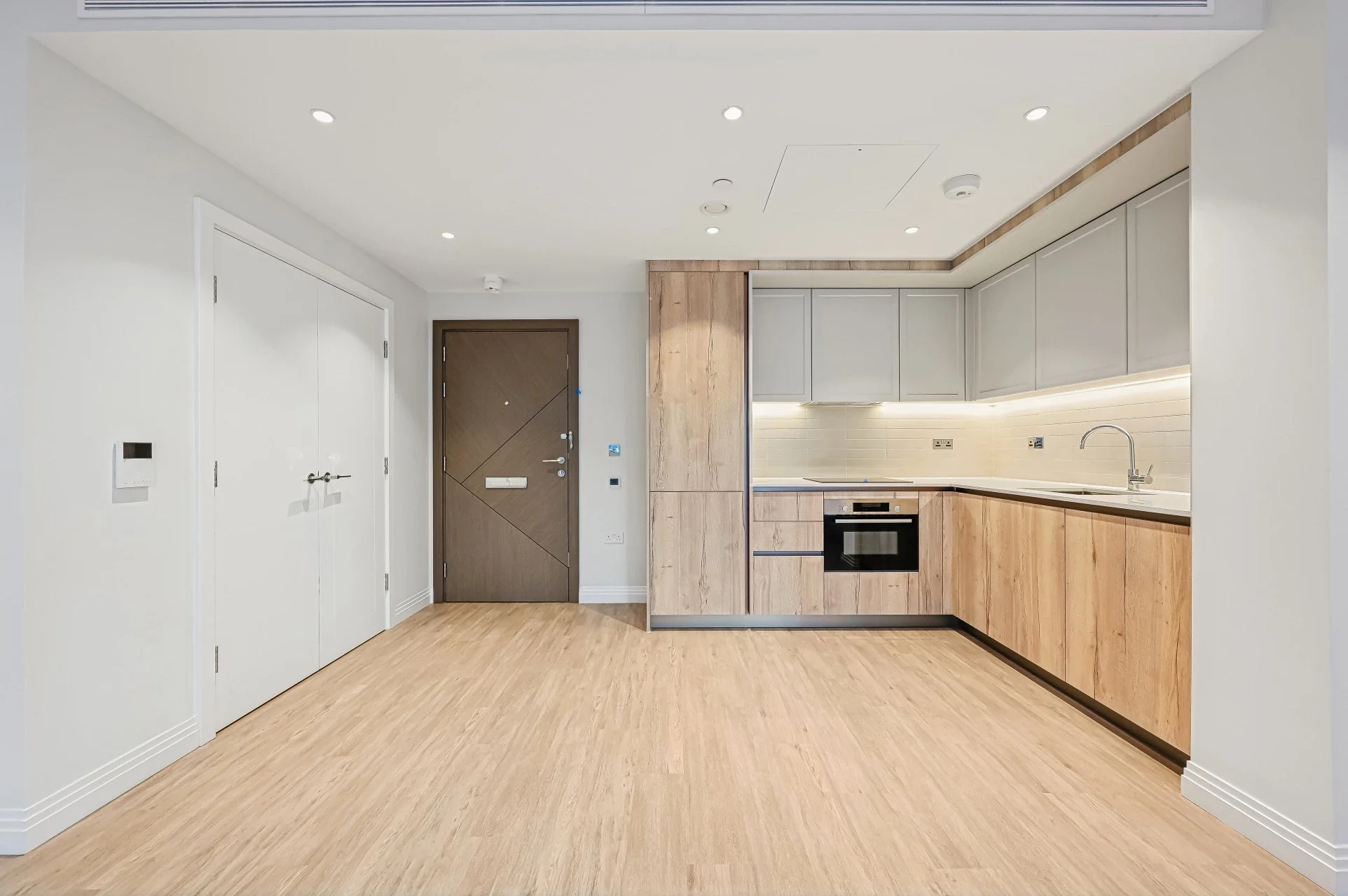 Flat Wincott Street in Greater London
