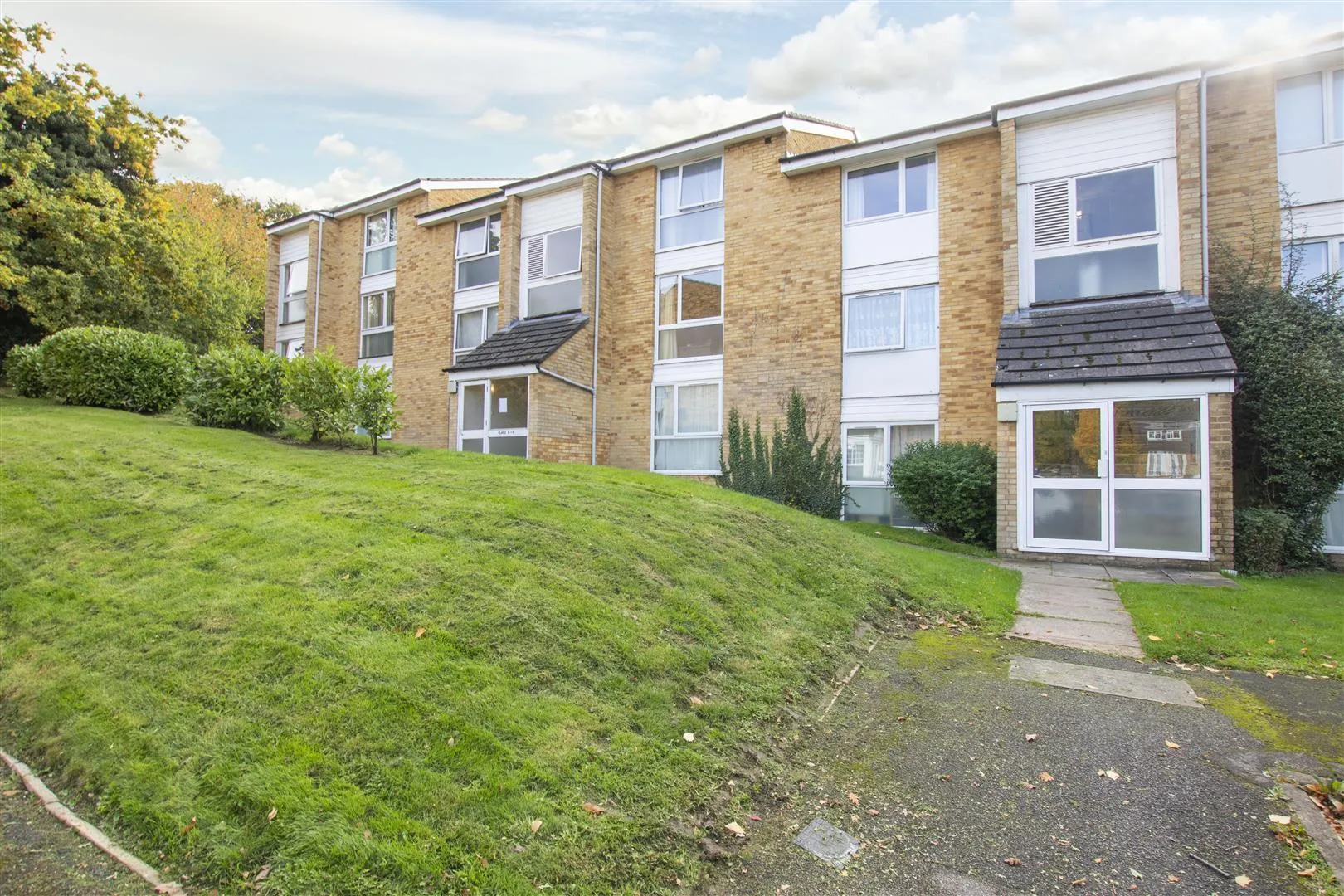 Flat Dunraven Drive in Greater London
