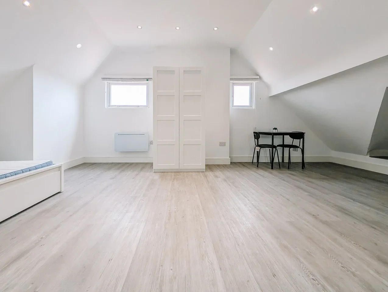 Flat Cumberland Avenue in Southend-on-Sea