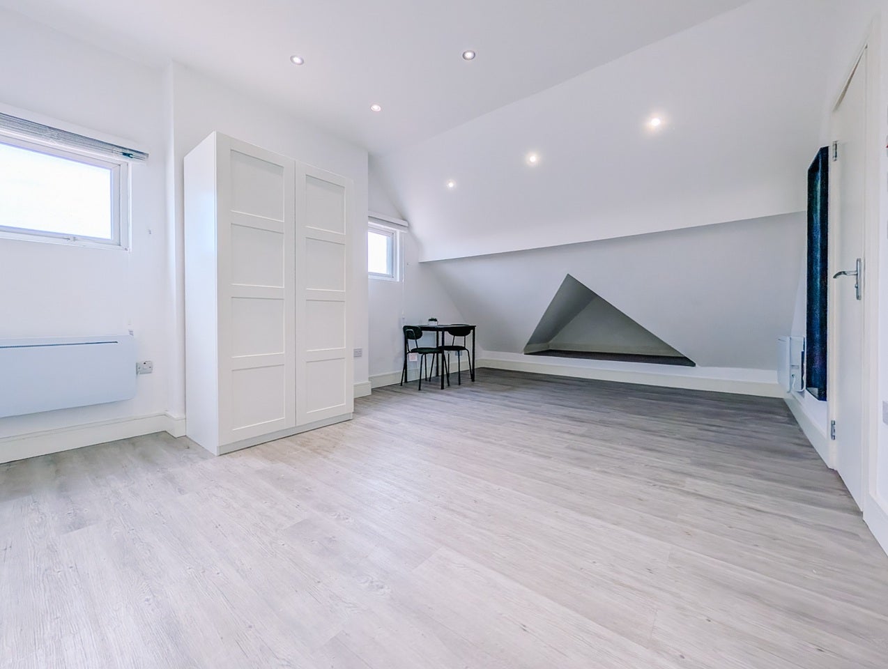 Flat Cumberland Avenue in Southend-on-Sea