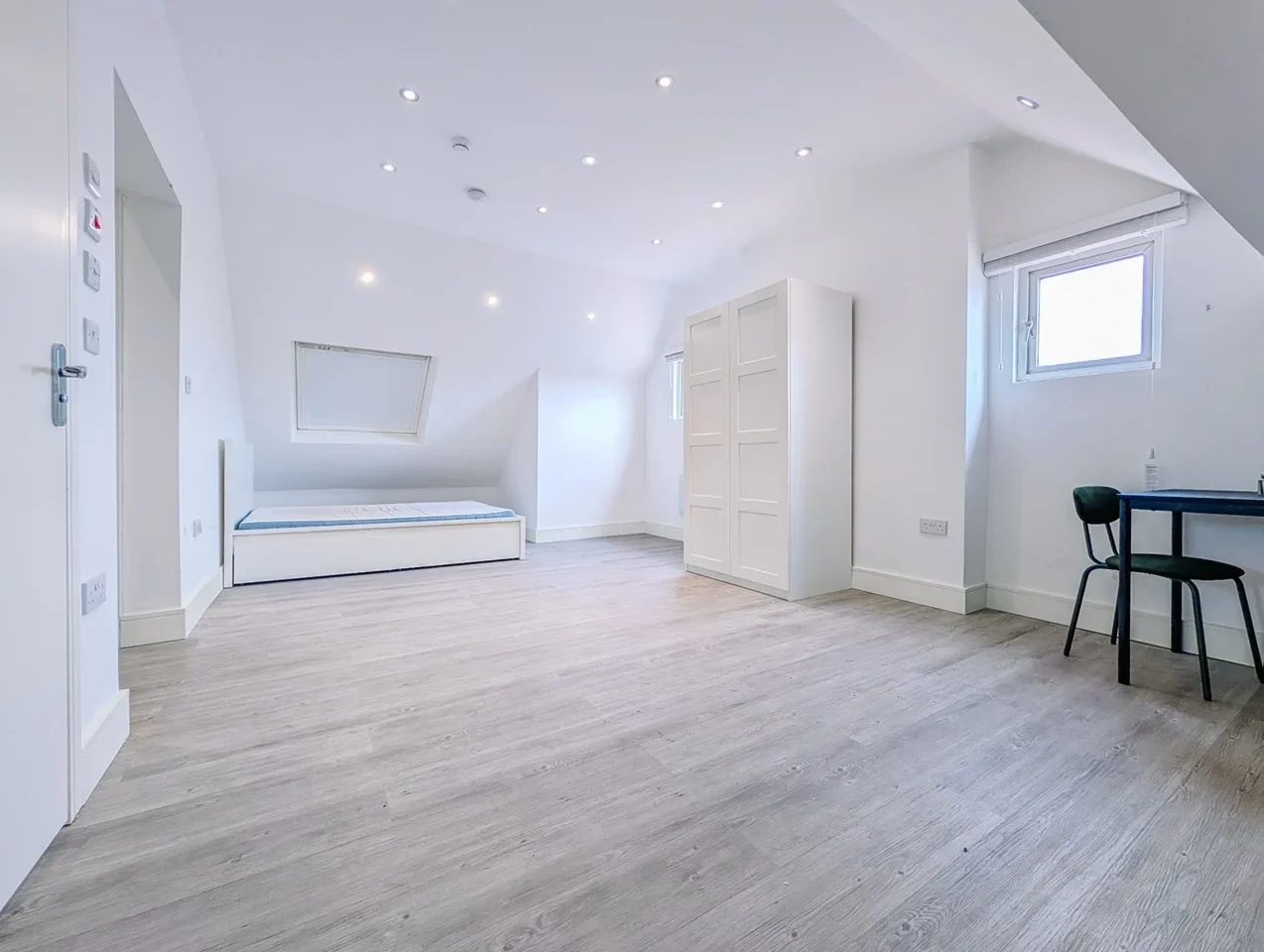 Flat Cumberland Avenue in Southend-on-Sea