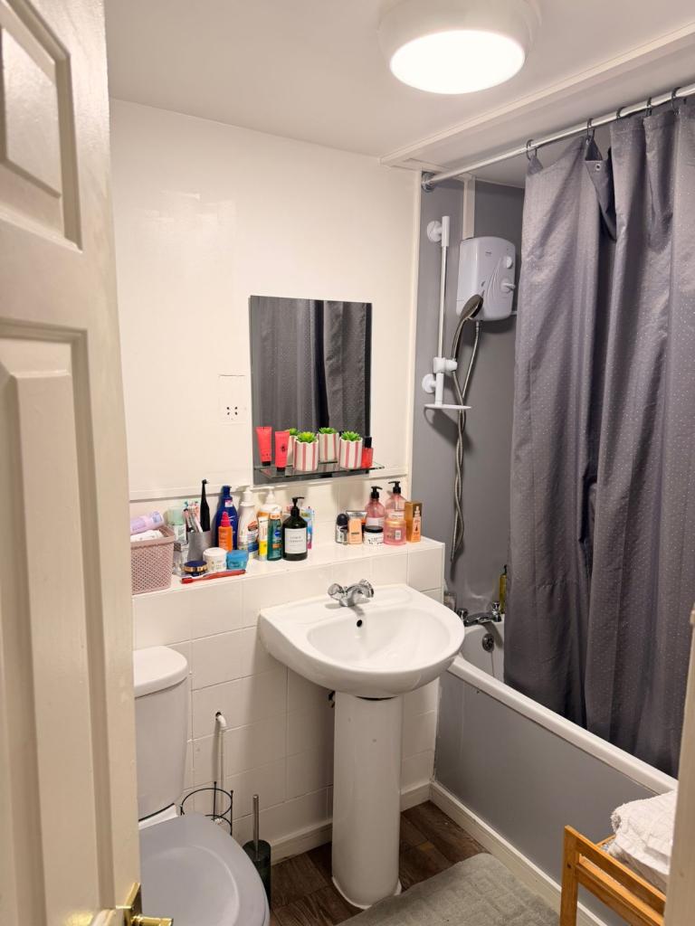 Flat Harlinger Street in Greater London