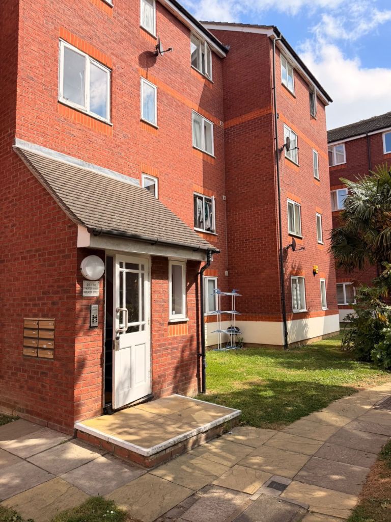 Flat Harlinger Street in Greater London