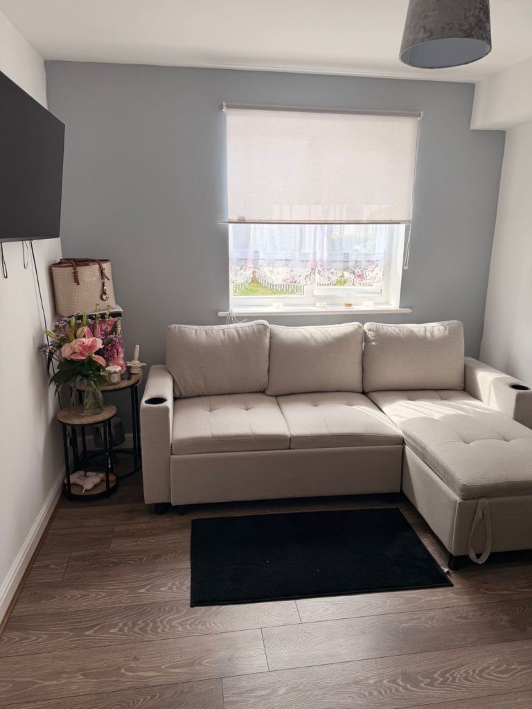 Flat Harlinger Street in Greater London