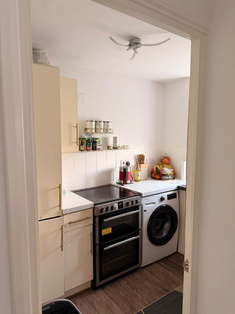 Flat Harlinger Street in Greater London