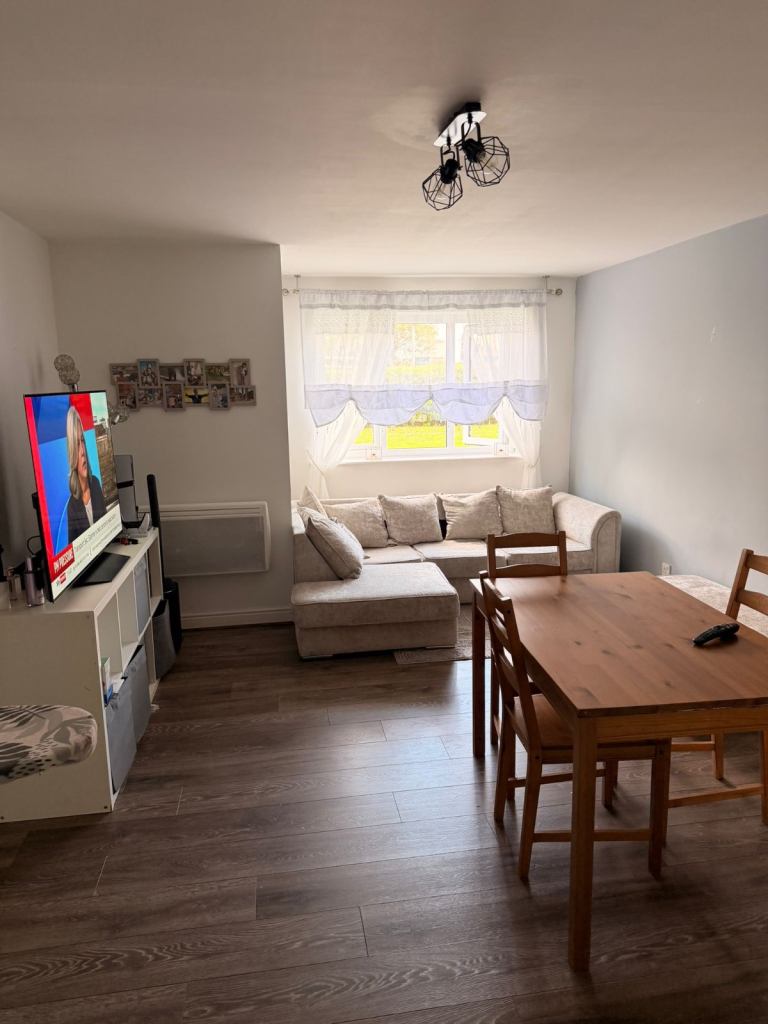 Flat Harlinger Street in Greater London