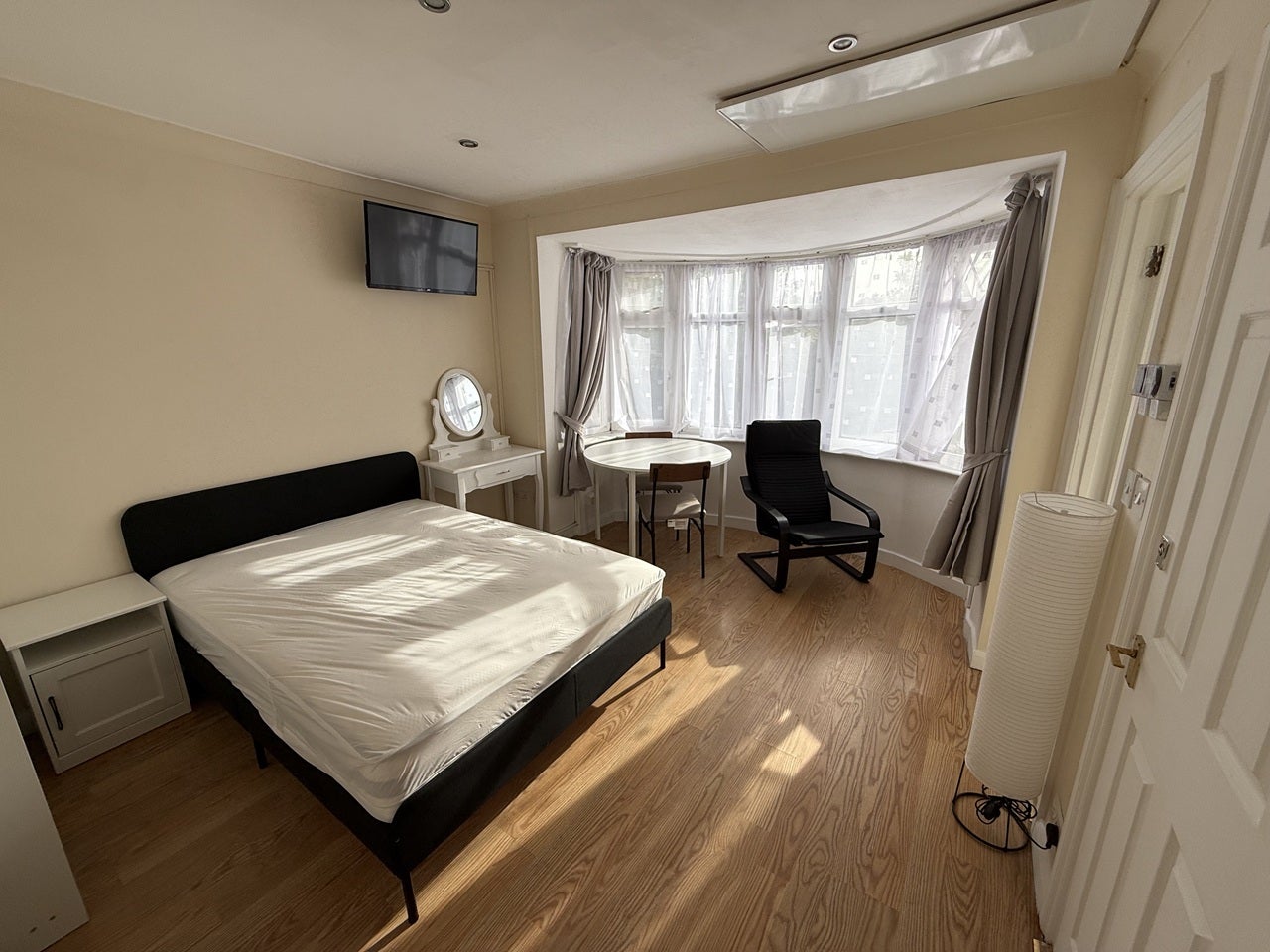 Flat Hanger Lane in Greater London
