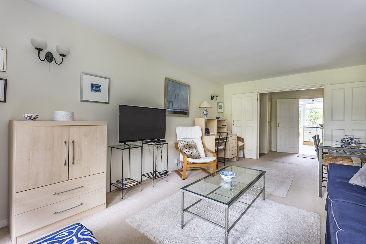 Flat Lansdowne Road in Greater London