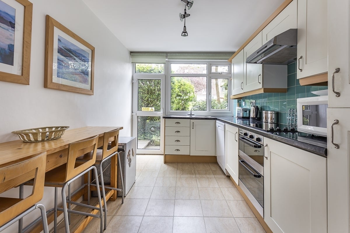 Flat Lansdowne Road in Greater London