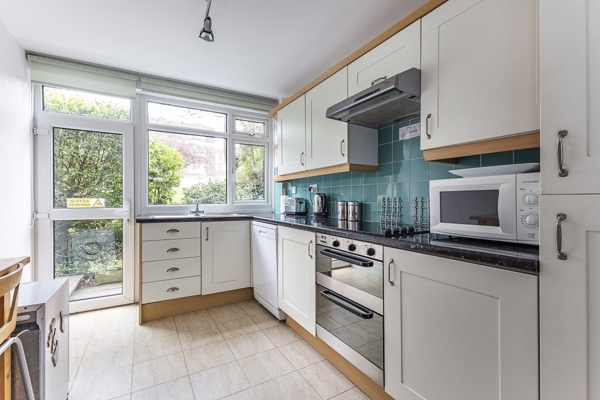 Flat Lansdowne Road in Greater London