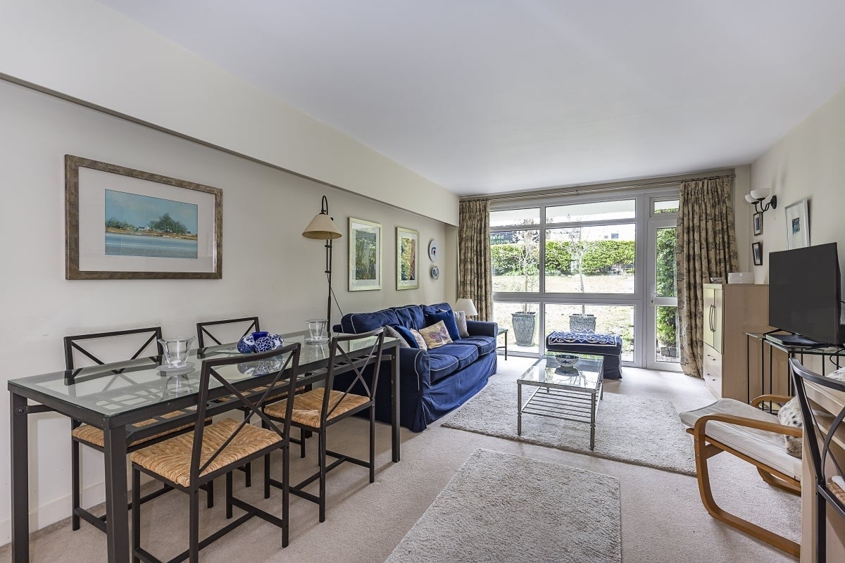 Flat Lansdowne Road in Greater London