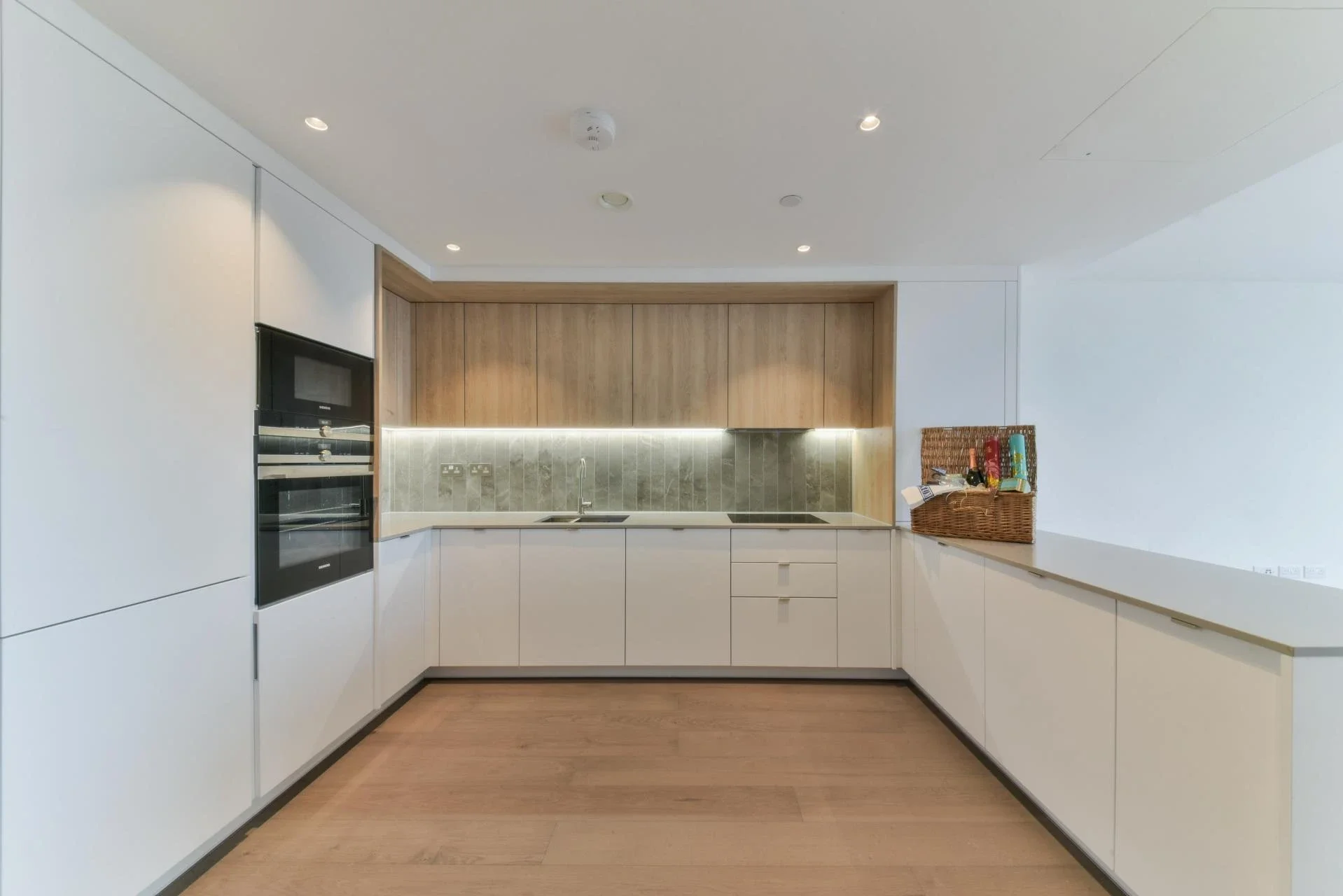 Flat Kennington Lane in Greater London
