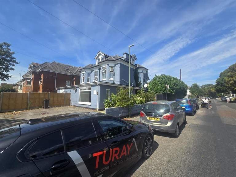 Flat Cumnor Road in Bournemouth