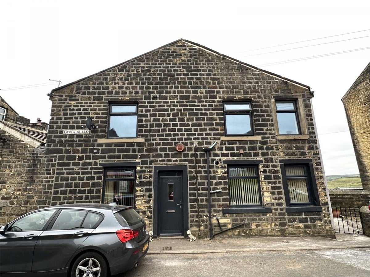 Flat Wainstalls Road in Calderdale